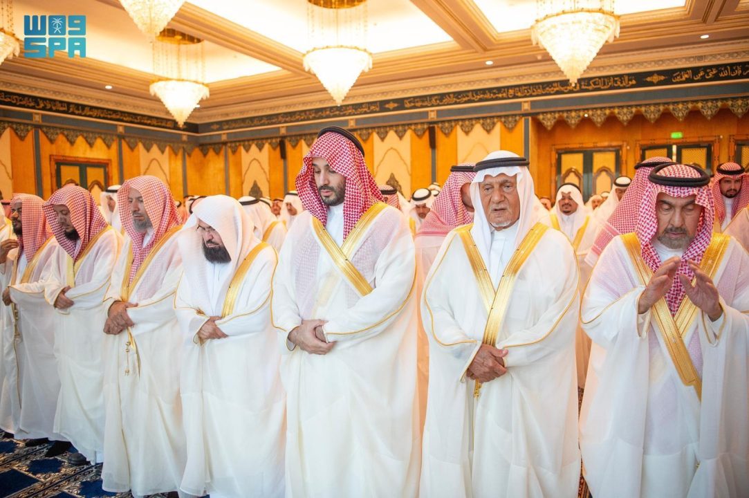 سمو ولي العهد يؤدي صلاة عيد الفطر في المسجد الحرام ويستقبل أصحاب السمو الأمراء وأصحاب الفضيلة العلماء والمشايخ والمعالي وكبار المسؤولين
