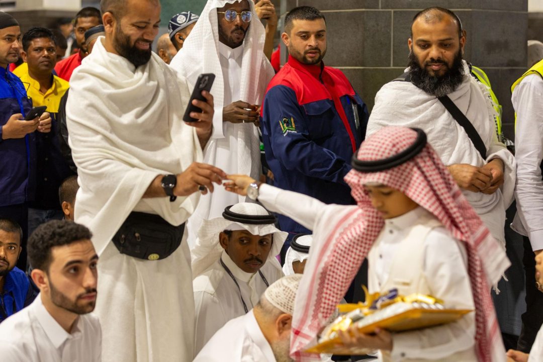 شرعت في تنفيذ خطتها في ايام عيد الفطر في الحرمين واستقبلت الاطفال بالحلوى .. رئاسة الشؤون الدينية تثري تجربة القاصدين والزائرين بالدروس التوجهية