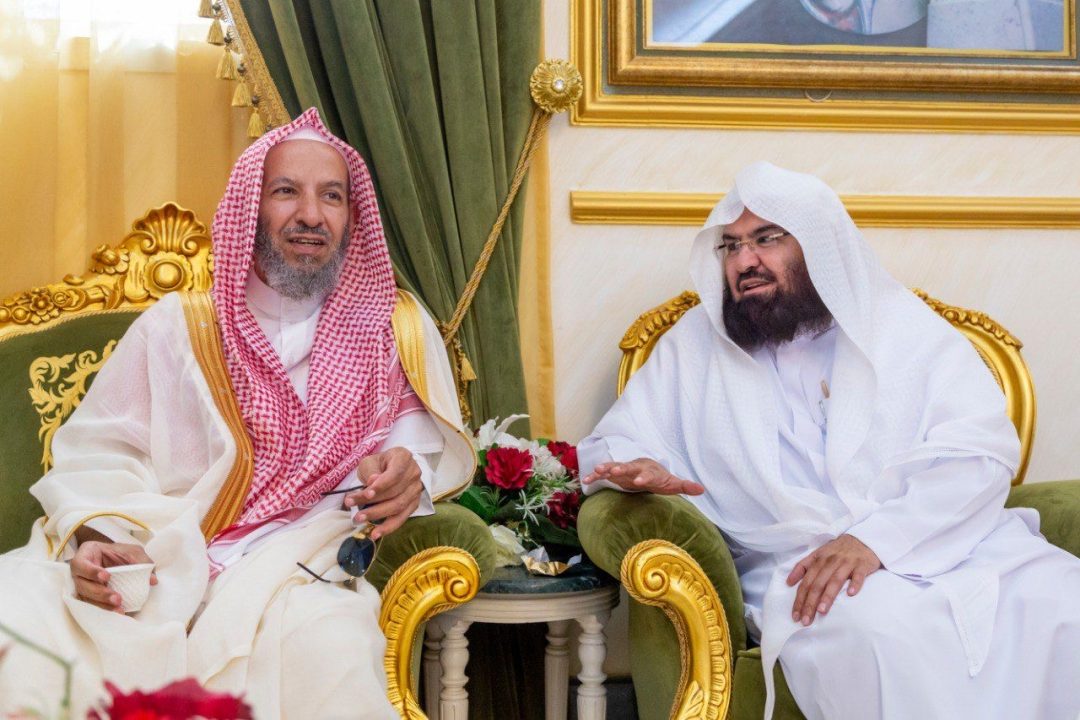 رئيس الشؤون الدينية بالمسجد الحرام‬⁩ و ⁧‫المسجد النبوي‬⁩ الشيخ الدكتور عبدالرحمن السديس يستقبل في منزله منسوبي الرئاسة المهنئين بمناسبة ⁧‫عيد الفطر المبارك‬⁩