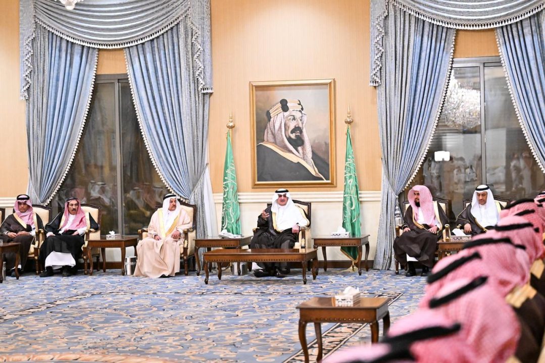 ‎أمير تبوك يستقبل المواطنين في اللقاء الأسبوعي