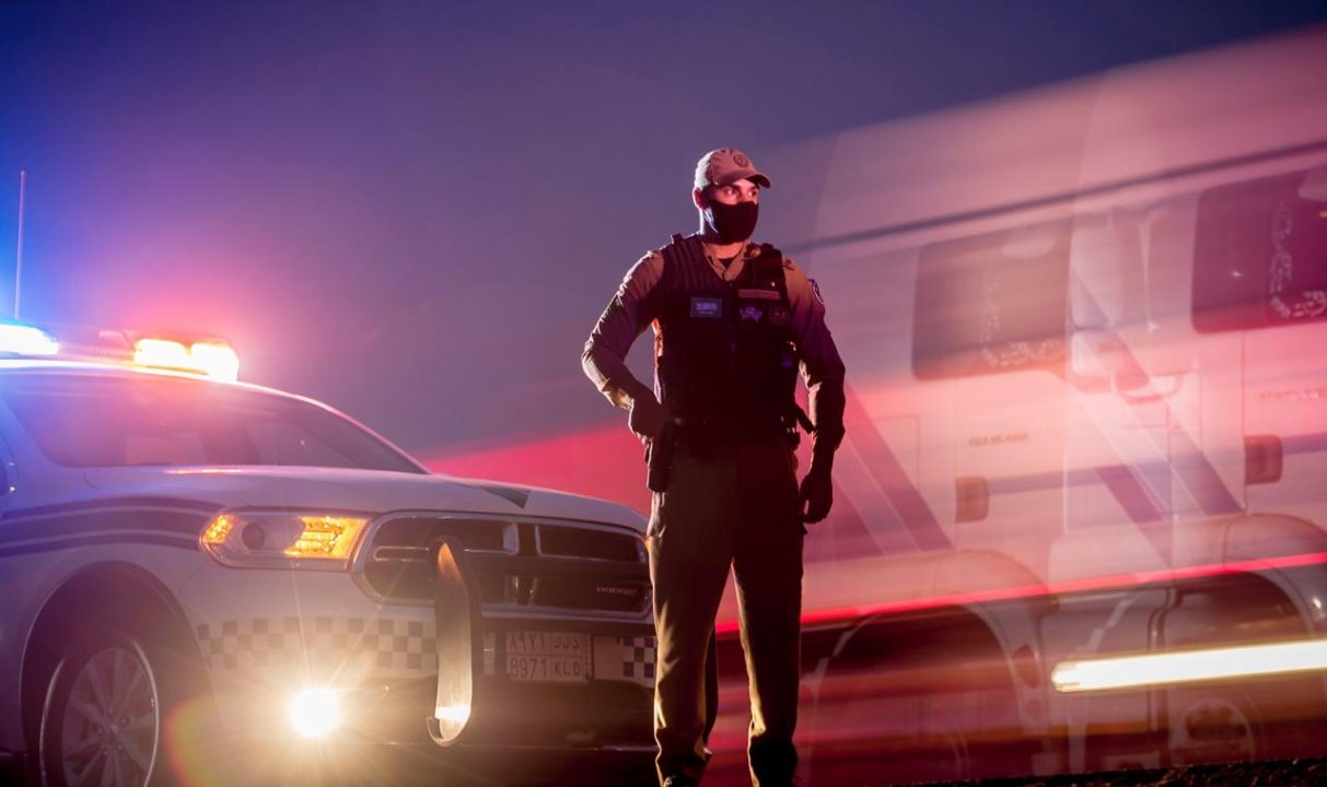 القوة الخاصة لأمن الطرق بمنطقة القصيم تقبض على شخص لترويجه (4) كيلوجرامات من مادة الحشيش المخدر وأقراصًا خاضعة لتنظيم التداول الطبي