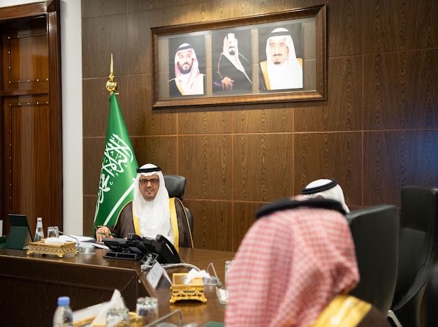 نائب أمير مكة يرأس إجتماعاً مع عدد من قيادات “جامعة أم القرى”