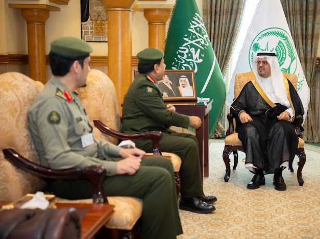 نائب أمير منطقة مكة المكرمة يستقبل مدير عام الجوازات