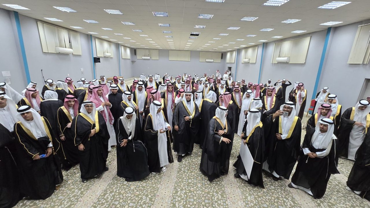 يمثلون الدفعة الأولى ضمن نظام “المسارات” … مدرسة الفضيل بن عياض الثانوية بتعليم “مكة” تحتفل بتخرج 213 طالب