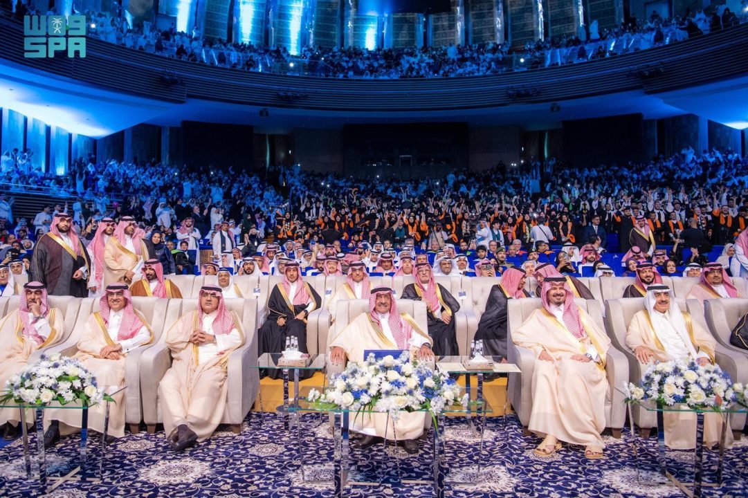 الأمير مقرن بن عبدالعزيز يرعى حفل تخريج الدفعة السادسة لطلاب جامعة الأمير مقرن بحضور أمير منطقة المدينة المنورة