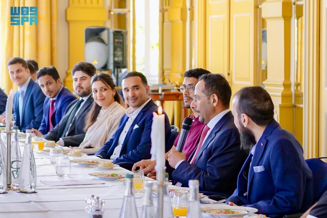 وزير الصناعة والثروة المعدنية يلتقي عددًا من الطلاب السعوديين المبتعثين في هولندا