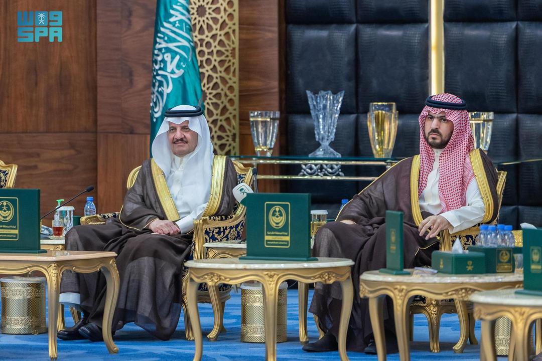 أمير الشرقية يستقبل المسؤولين ومنسوبي بريد المنطقة في مجلسه “الاثنينية”