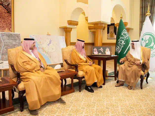 الأمير سعود بن مشعل يطلع على خطة “الغذاء والدواء” لموسم حج 1445هـ