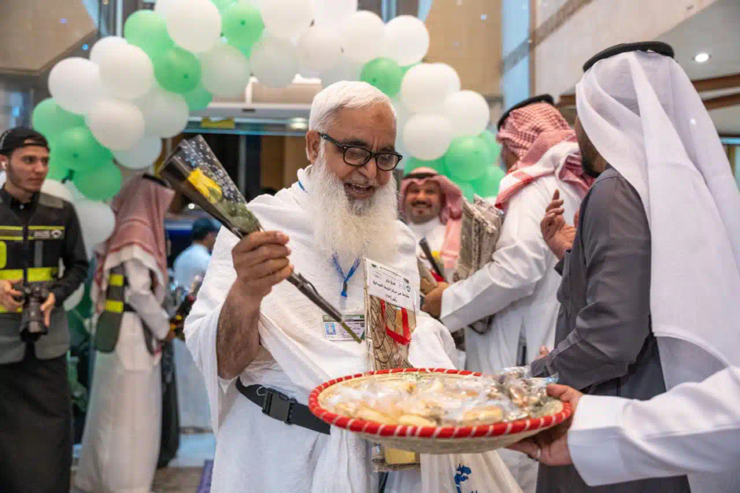 وصول طلائع حجاج باكستان إلى مكة ورحلات تستقبلهم بالهدايا والورد،،، وزير الشؤون الدينية الباكستاني يشيد بالتسهيلات التي تقدمها حكومة المملكة