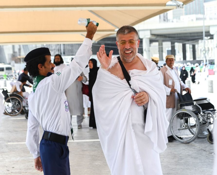 الكشاف “النجادي” لم تمنعه الإعاقة من خدمة ضيوف الرحمن
