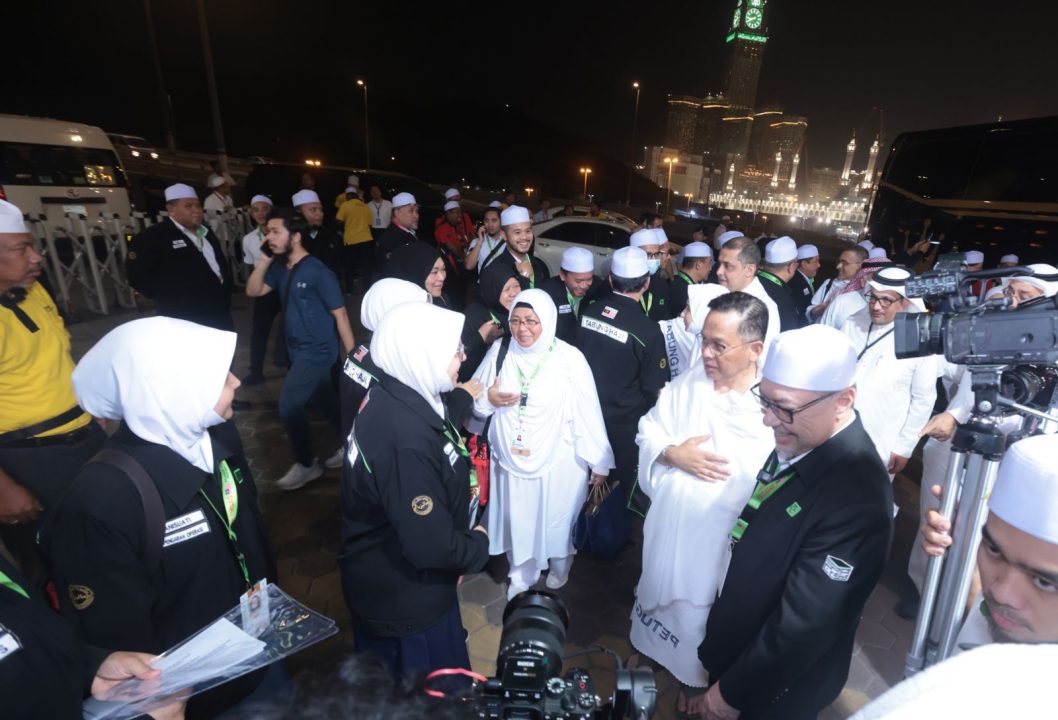 وزير الشؤون الإسلامية الماليزي يصل مكة ويزور مقر إقامة مواطنيه في المشاعر المقدسة