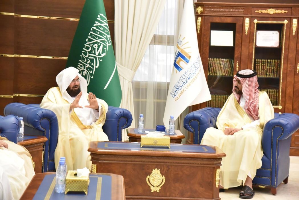 الشيخ “السديس” يلتقي مع رئيس ⁧الجامعة الإسلامية⁩