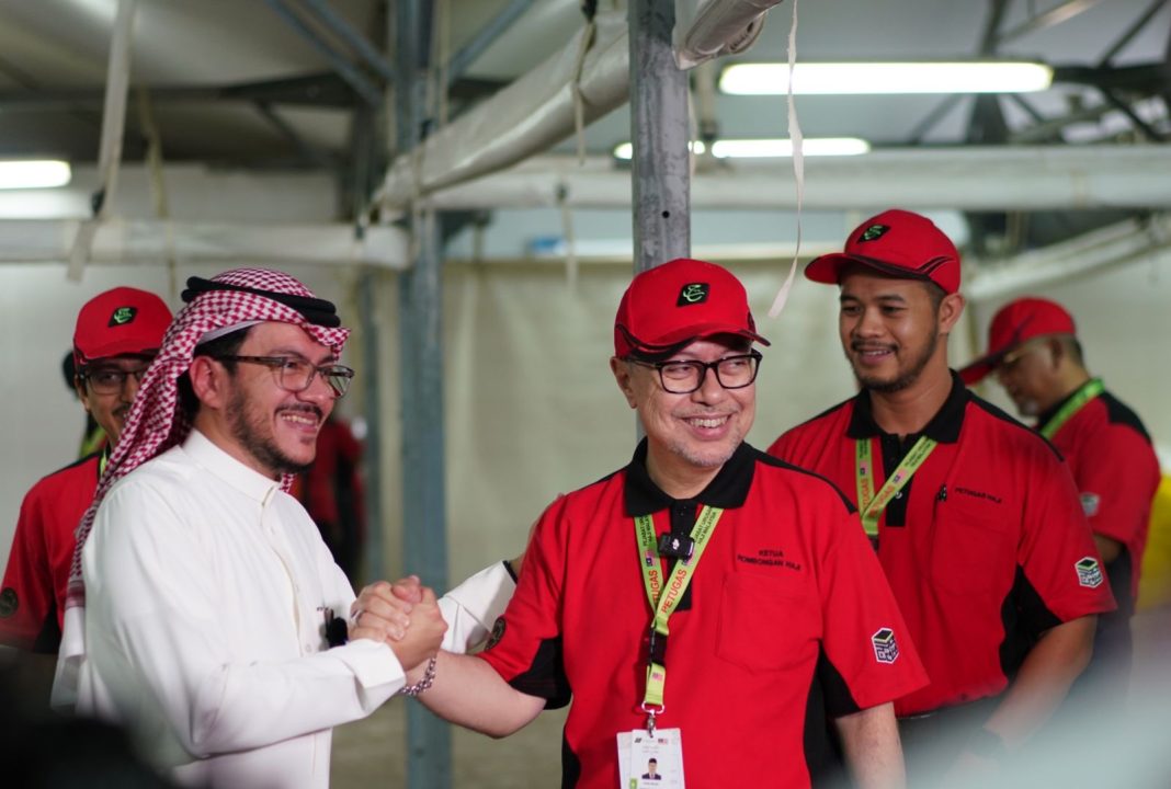 رئيس مكتب حجاج ماليزيا يزور مخيمات الحجاج ويشيد بتوفر كافة الخدمات
