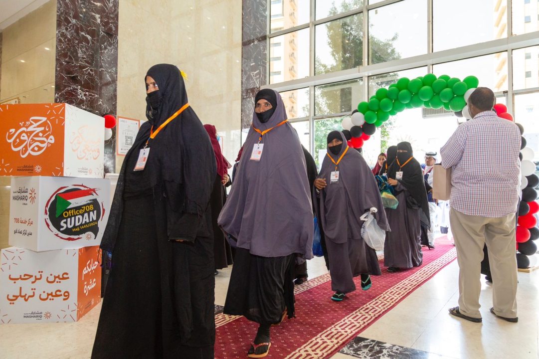 بعد رحلة مليئة بالتحديات.. مكة تحتضن أول فوج من حجاج السودان