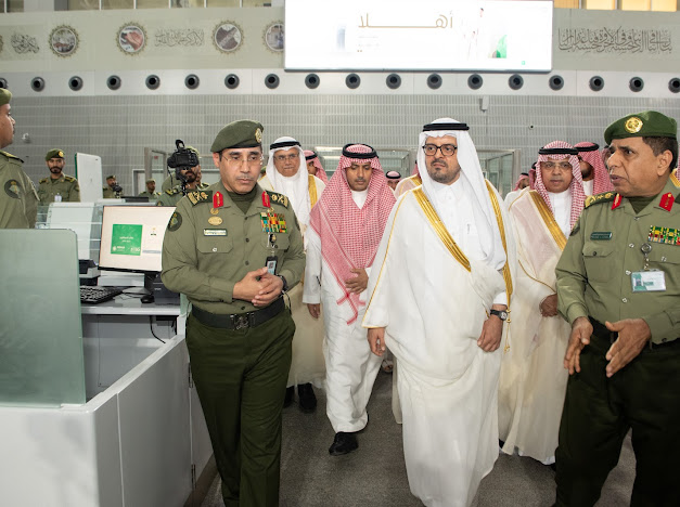 نائب أمير منطقة مكة يقف ميدانيًا على سير العمل والخدمات المقدمة للحجاج في “صالات الحج”