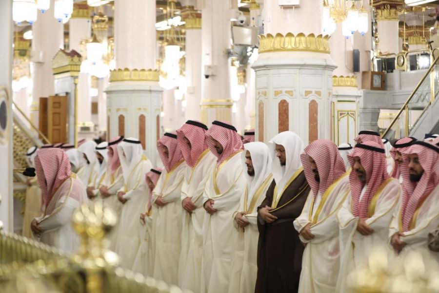 بحضور سمو أمير منطقة المدينة المنورة وسمو نائبه،،، أدى جموع المصلين اليوم صلاة عيد الأضحى المبارك في المسجد النبوي