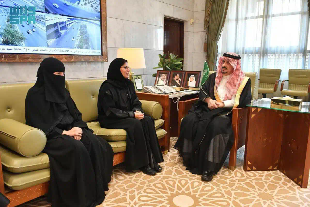 أمير منطقة الرياض يستقبل مديرة وموظفات القسم النسوي بالإمارة
