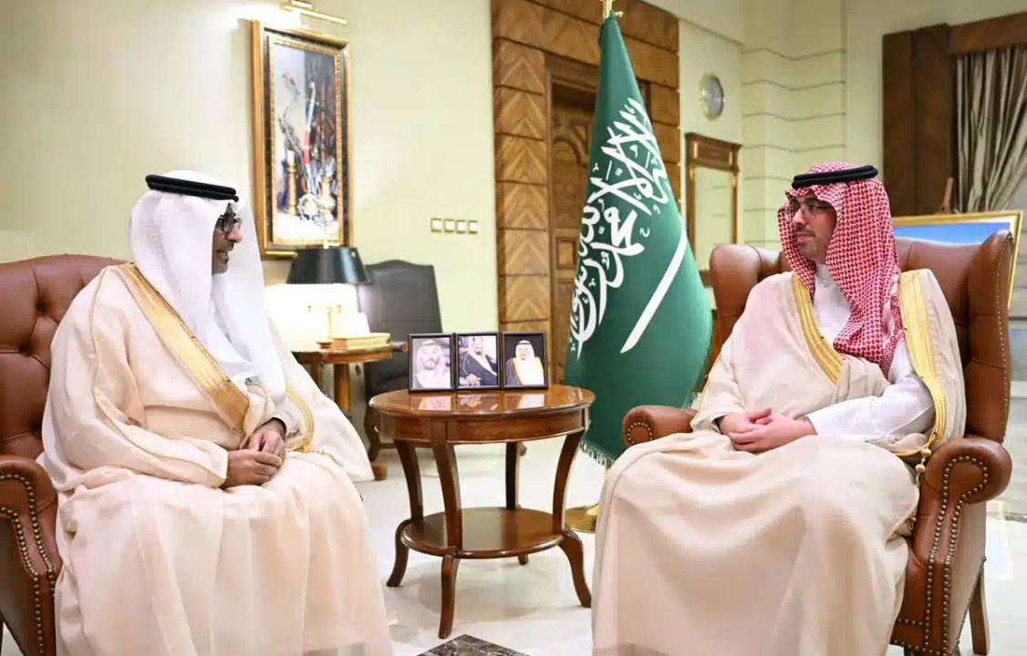 مُحافظ جدة يتسلّم تقرير إنجازات فرع الموارد البشرية والتنمية الاجتماعية بالمحافظة