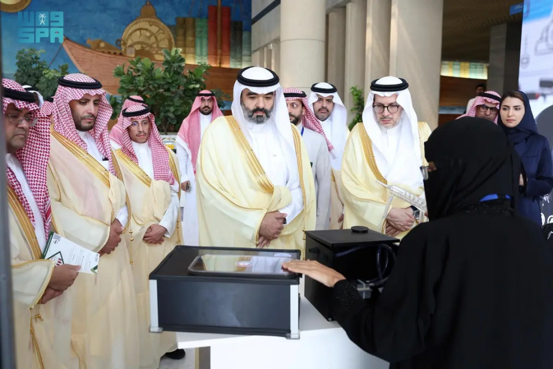 وزير الاتصالات يجتمع بقيادات وطلاب جامعة الملك عبدالعزيز ويشيد بدورهم المستقبلي في نمو الاقتصاد الرقمي والبحث والابتكار