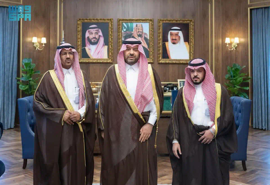 سمو أمير الحدود الشمالية يستقبل مدير إدارة خدمات المياه بالمنطقة السابق والمعيَّن حديثًا