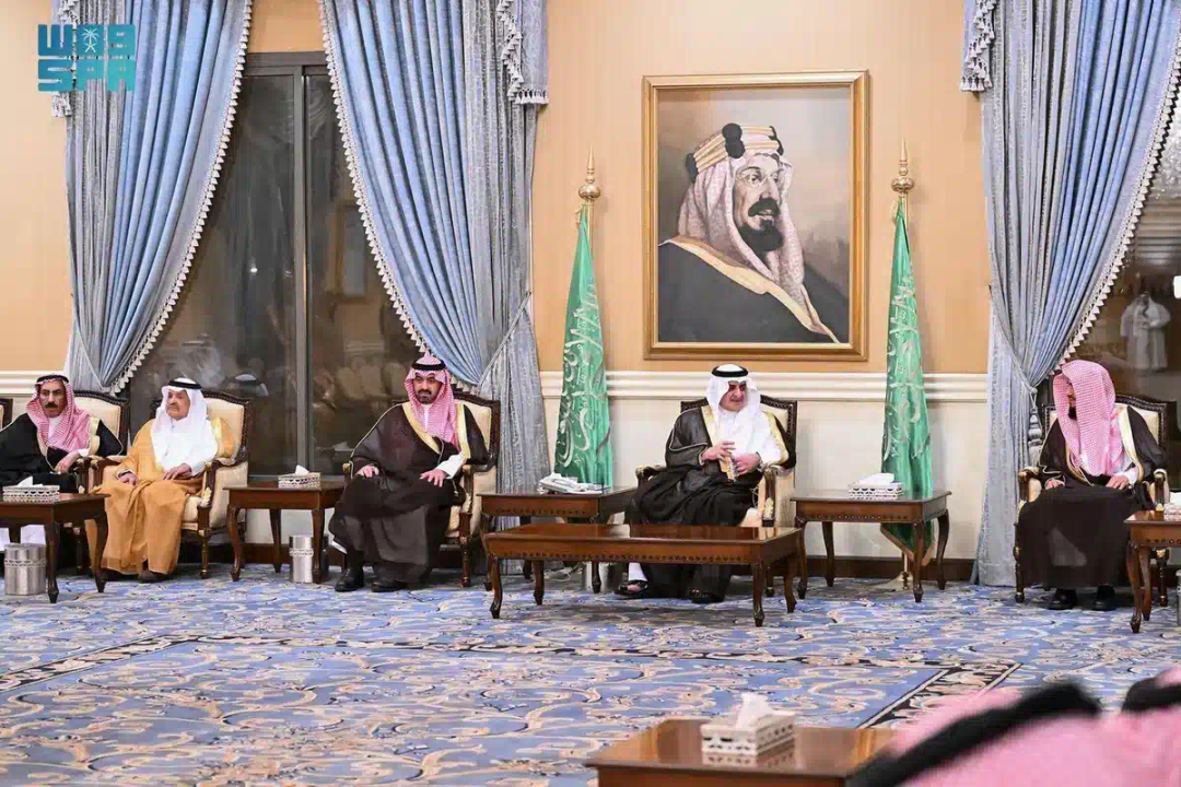أمير تبوك يستعرض الجهود والإمكانيات التي سخرتها القيادة الرشيدة لخدمة ضيوف الرحمن