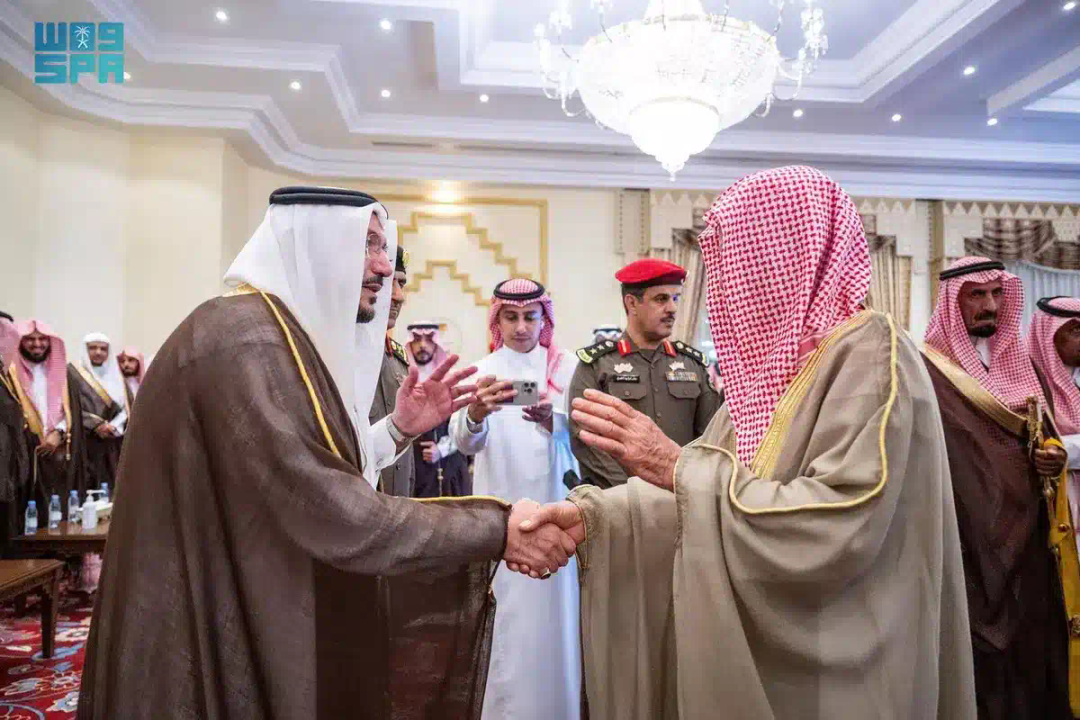 أمير منطقة القصيم يستقبل أصحاب الفضيلة والمسؤولين والمواطنين في الجلسة الأسبوعية بقصر التوحيد