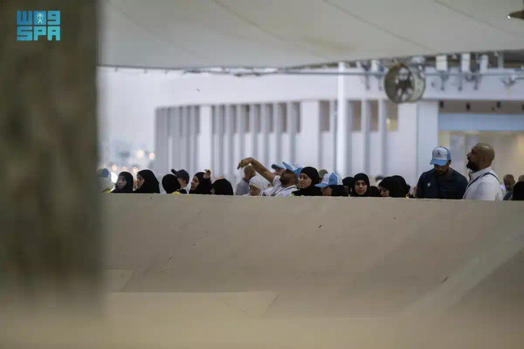 في آخر أيام الحج وثالث أيام التشريق .. حجاج بيت الله الحرام يرمون الجمرات الثلاث .. ومنى تودع ضيوفها