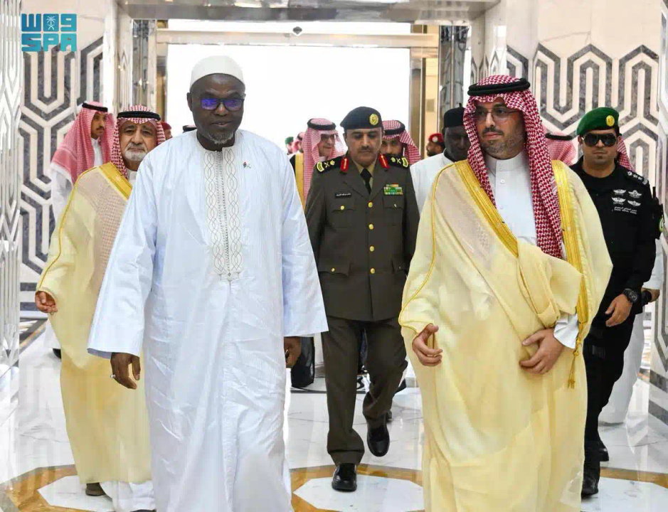 نائب رئيس جمهورية جامبيا يغادر جدة