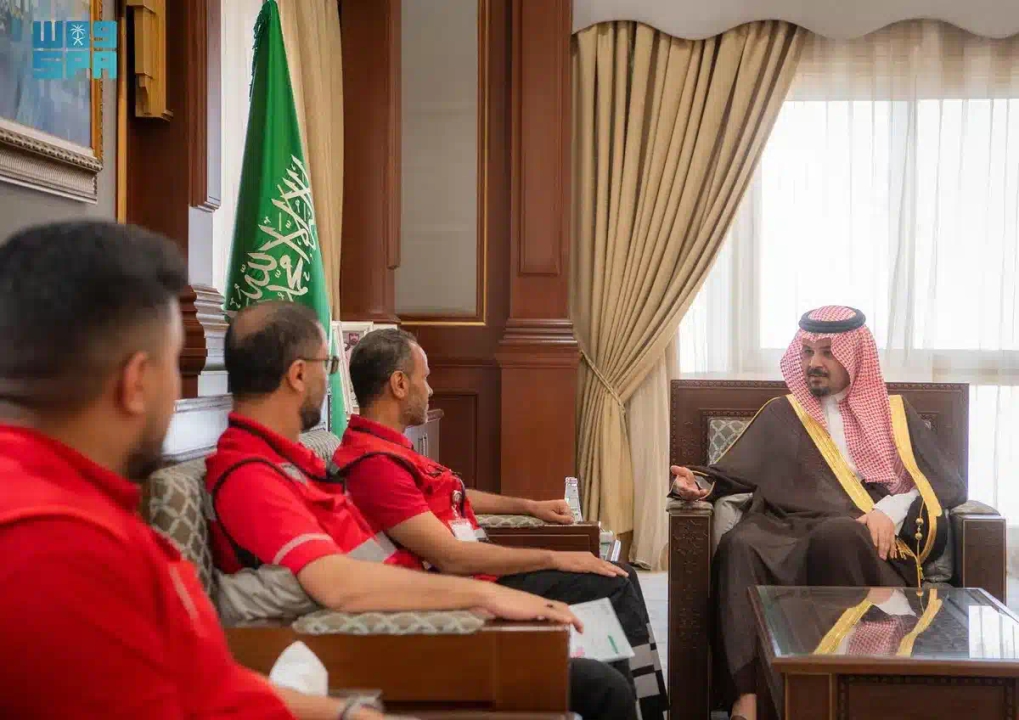 أمير المدينة المنورة يستقبل رئيس هيئة الهلال الأحمر السعودي ومدير فرع الهيئة بالمنطقة