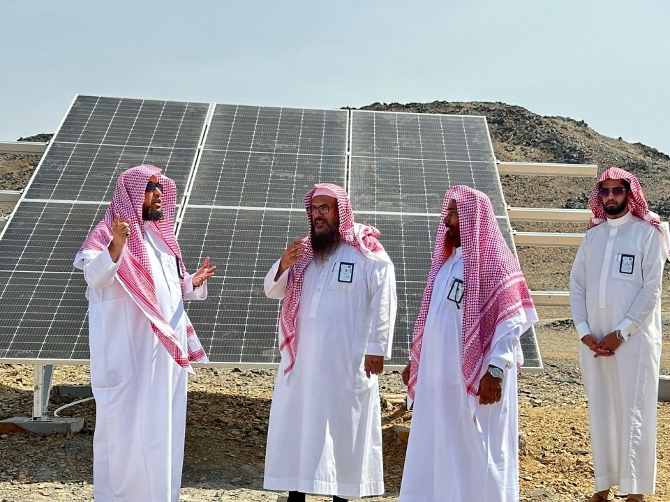 مدير عام الأمر بالمعروف بمنطقة مكة يطلع على سير العمل في المركز الميداني التوعوي بالأبواء بعد تفعيل مشروع الطاقة الشمسية