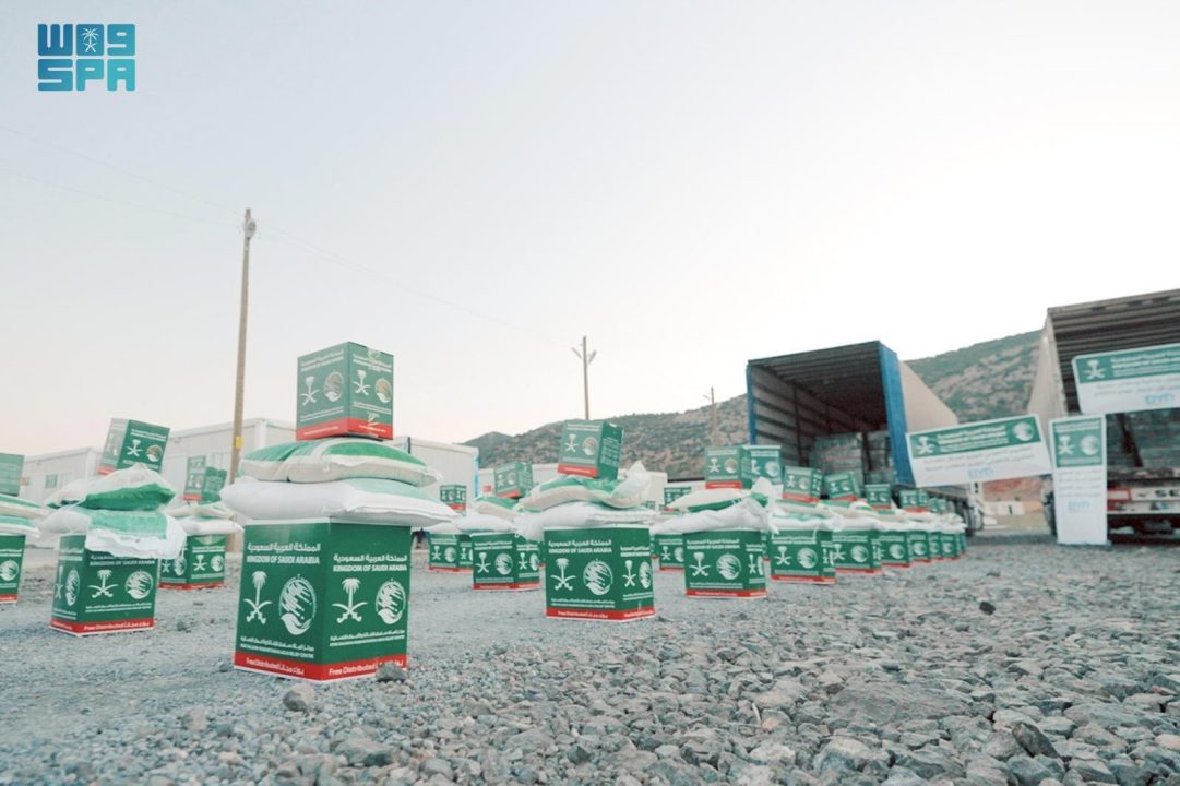 الدكتور الربيعة يدشن في مدينتي الريحانية وغازي عنتاب البرنامج التطوعي لتوزيع الحقائب الصحية للمتضررين من الزلزال في سوريا وتركيا