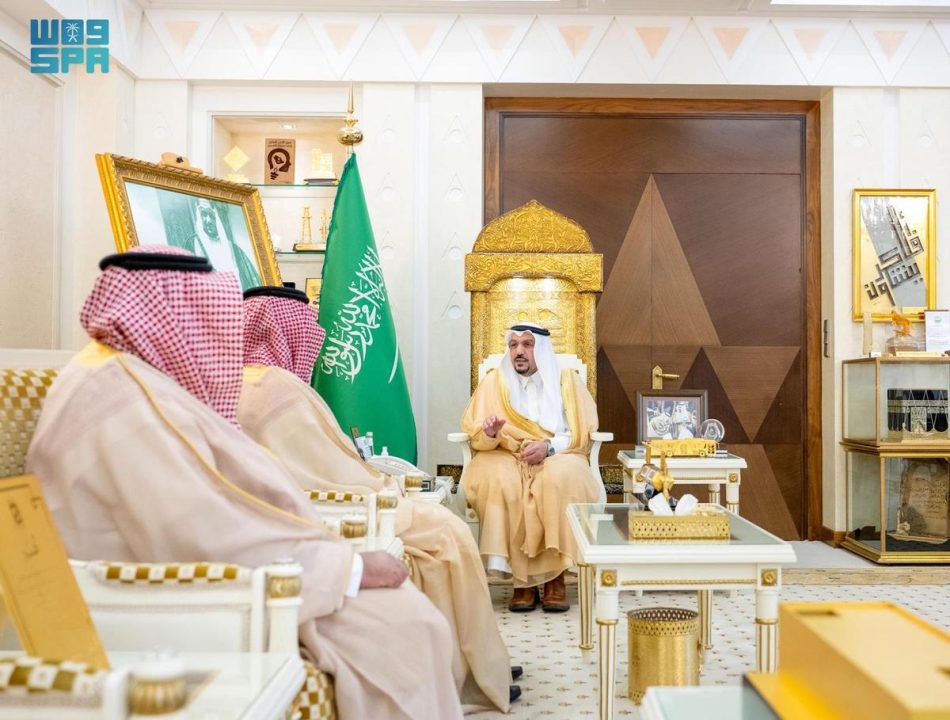 أمير القصيم يستقبل أمين مجلس المنطقة والقائم بأعمال محافظ محافظة عنيزة