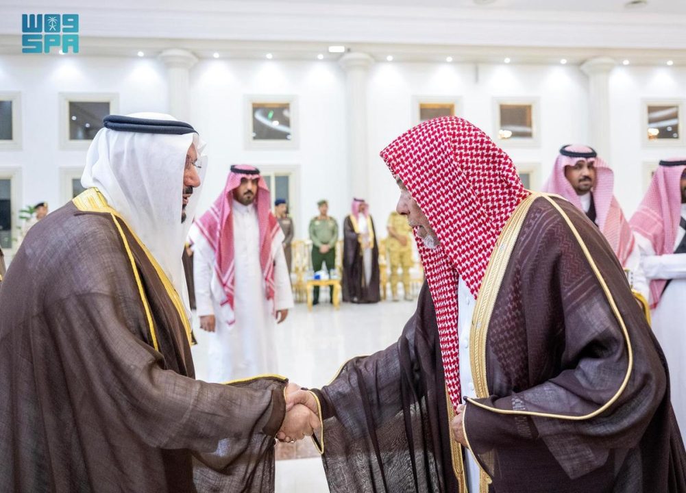 أمير منطقة القصيم يستقبل المسؤولين والمواطنين في الجلسة الأسبوعية بمحافظة عيون الجواء