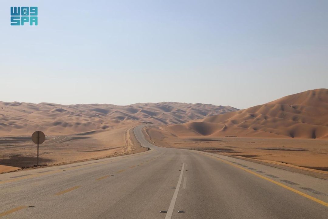 الطريق البري بين المملكة العربية السعودية وسلطنة عمان .. أعجوبة هندسية في وسط الربع الخالي وممكن للحركة التجارية والسياحية