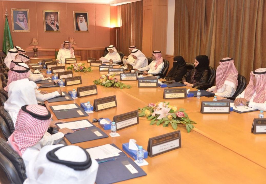 برئاسة محافظ القطيف إنعقاد المجلس المحلي
