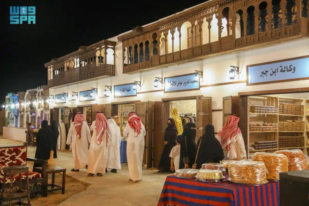 “القرية الحجازية” تثري زوارها في بيت حائل بالإرث الثقافي القديم
