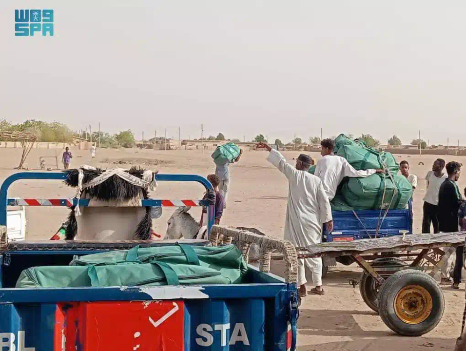 مركز الملك سلمان للإغاثة يوزع 320 حقيبة إيوائية في محلية الدامر بولاية نهر النيل في السودان