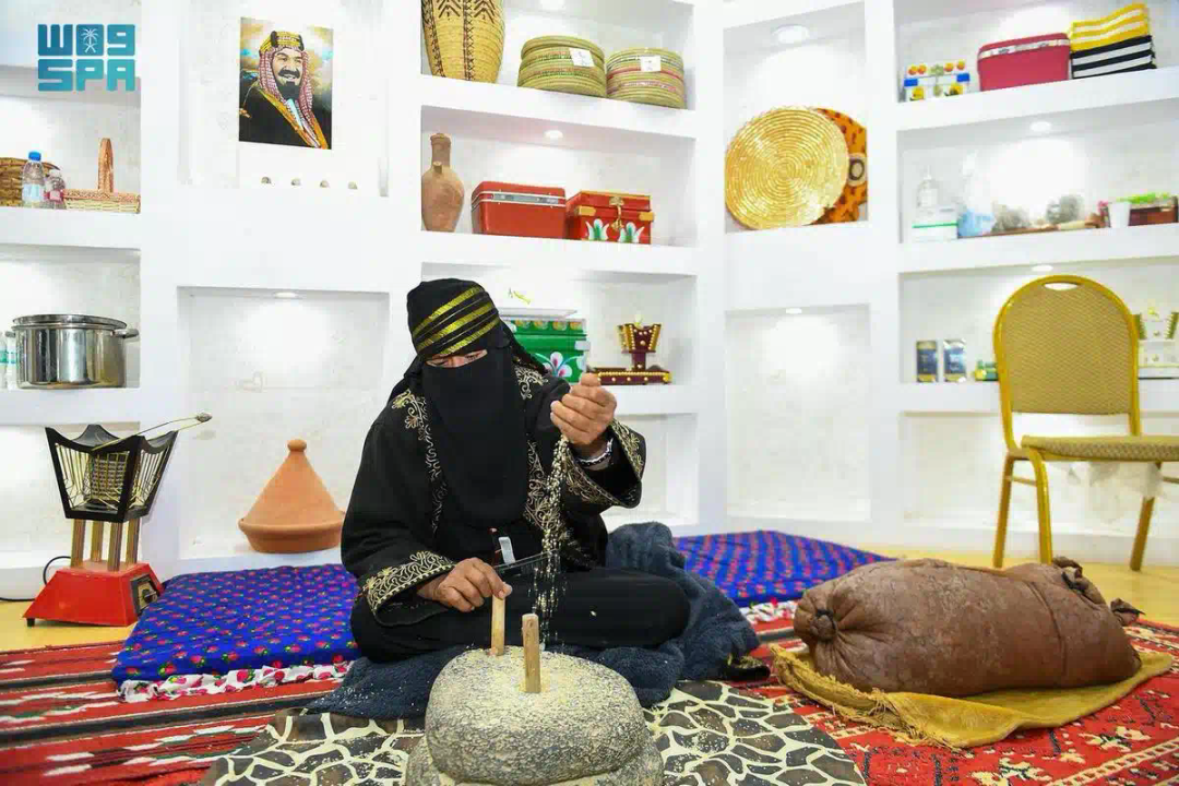 الرحى.. أقدم آلة طحن وموروث شعبي للنساء في الحدود الشمالية