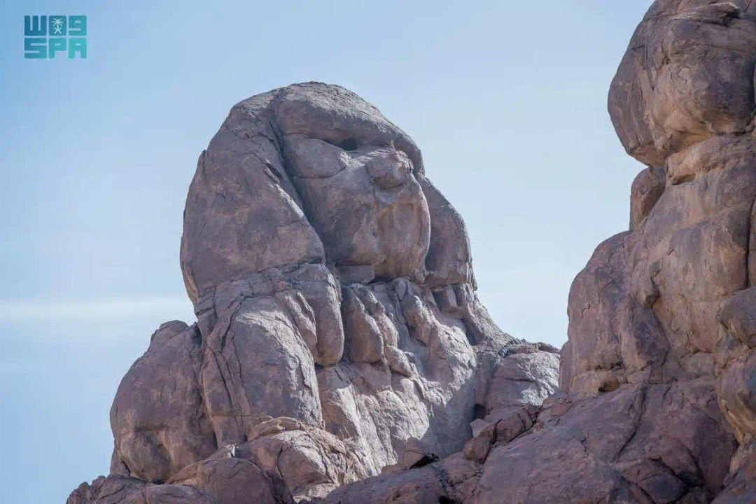 جبل “أبو الهول”.. معلم أثري فريد ومقصد سياحي تحتضنه سلسة جبال أجا بمنطقة حائل