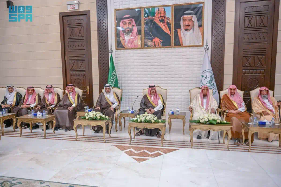 أمير منطقة حائل يعقد جلسته الاثنينية