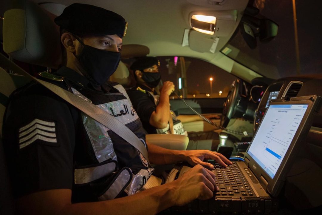 شرطة منطقة جازان تقبض على شخصين لترويجهما مادتي الحشيش والإمفيتامين المخدرتين وأقراصًا خاضعة لتنظيم التداول الطبي