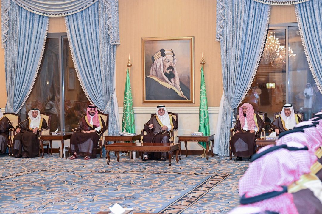 أمير منطقة تبوك يستقبل المواطنين في اللقاء الأسبوعي