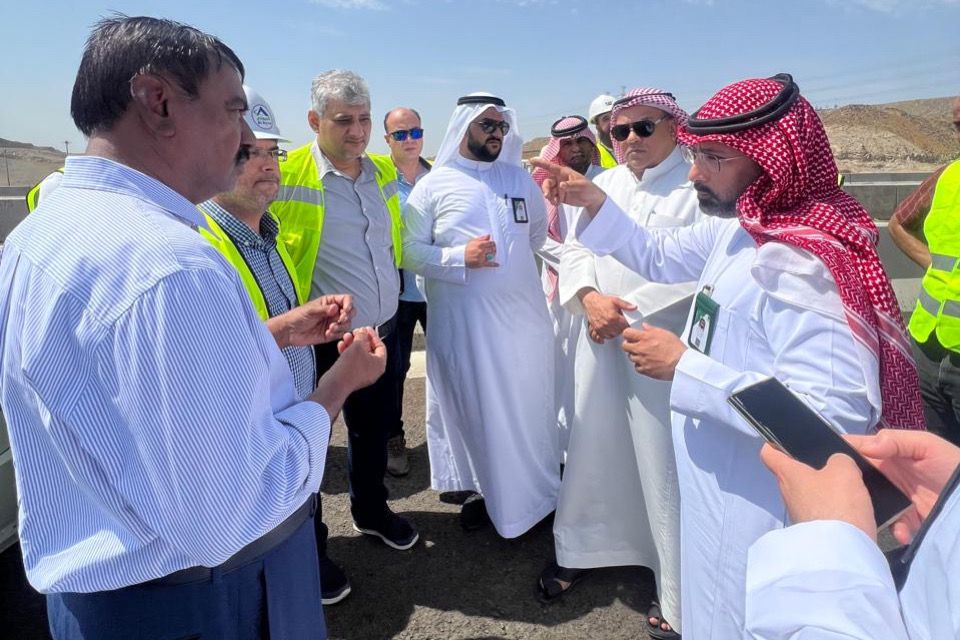 “القرني” يقف على تقاطع الإسكان مع طريق علي بن أبي طالب