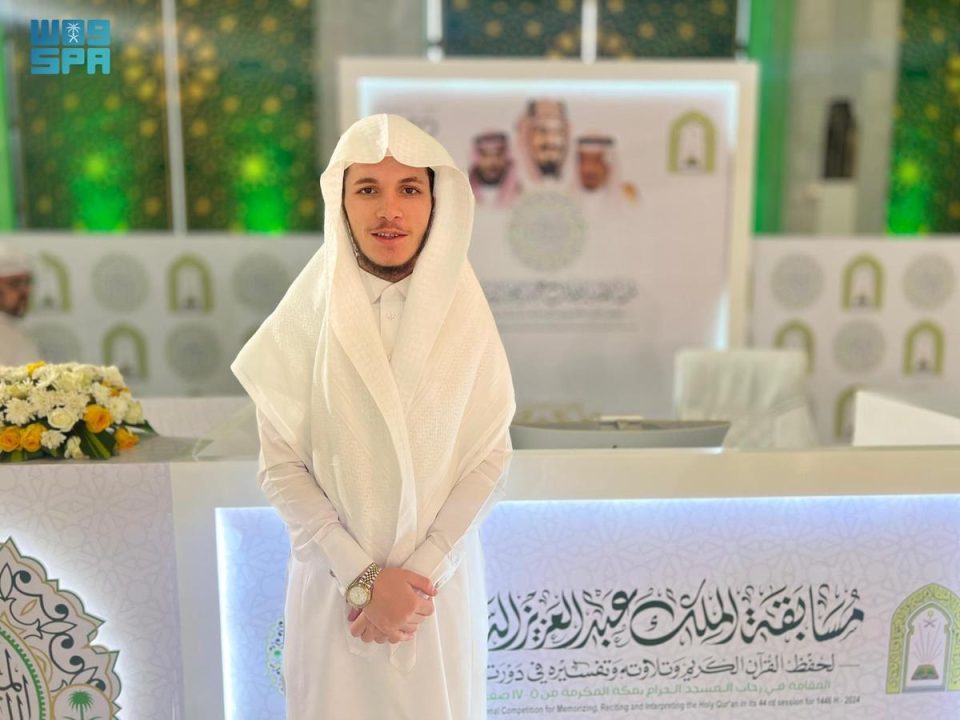 قاصدو المسجد الحرام يشيدون بجهود قيادة المملكة في العناية بالقرآن وتكريم حفظته