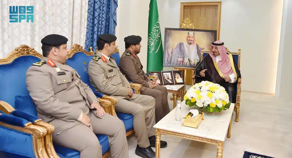 أمير نجران يقلّد مدير الأمن والحماية وقائد الأمن الدبلوماسي رتبتهما الجديدة