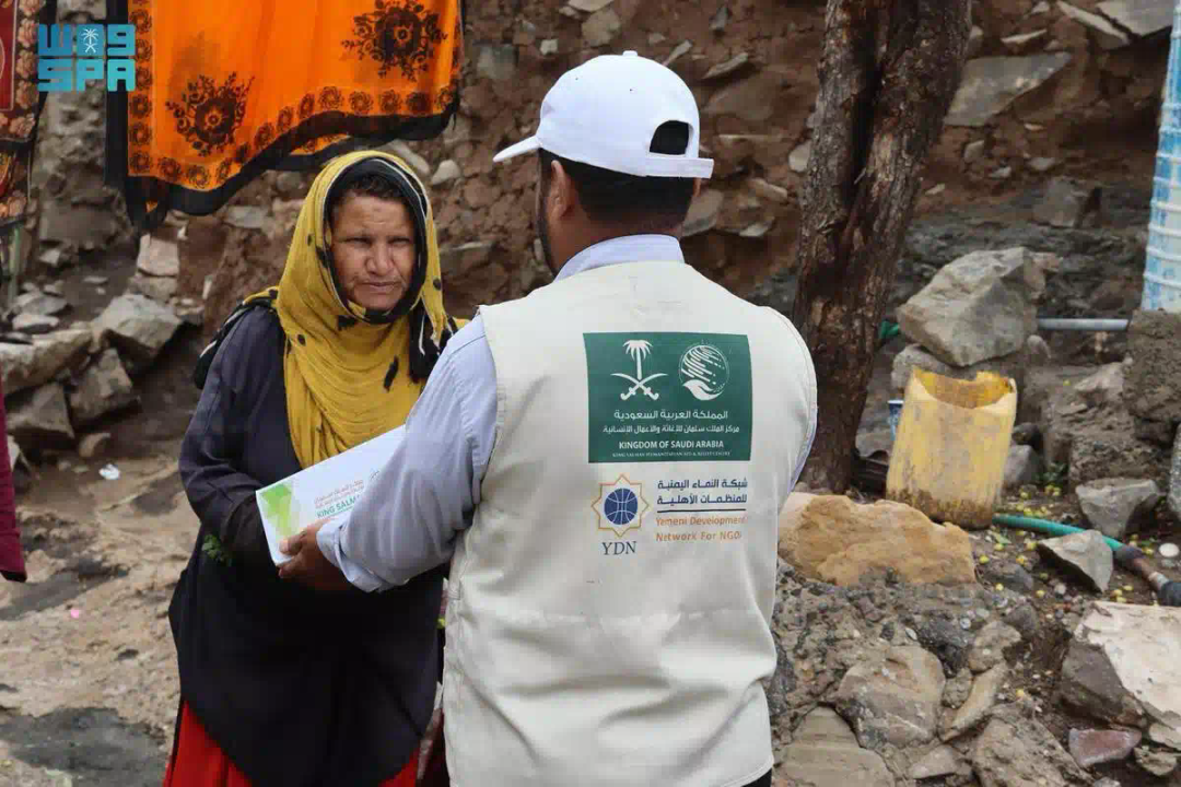 مركز الملك سلمان للإغاثة يوزع 2.000 كرتون تمر في مديرية الحصين بمحافظة الضالع
