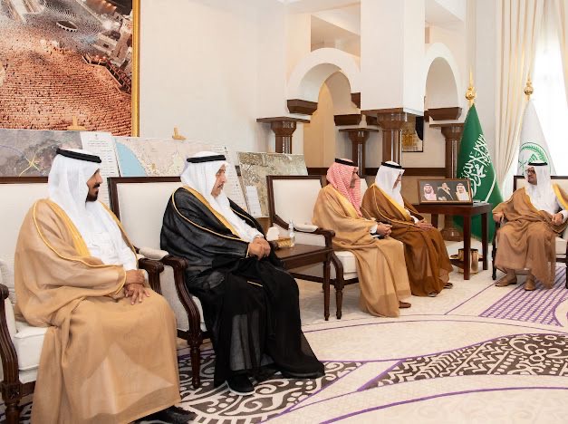 نائب أمير مكة يستقبل رئيس مجلس إدارة جمعية البر بجدة يرافقه أعضاء مجلس للجمعية