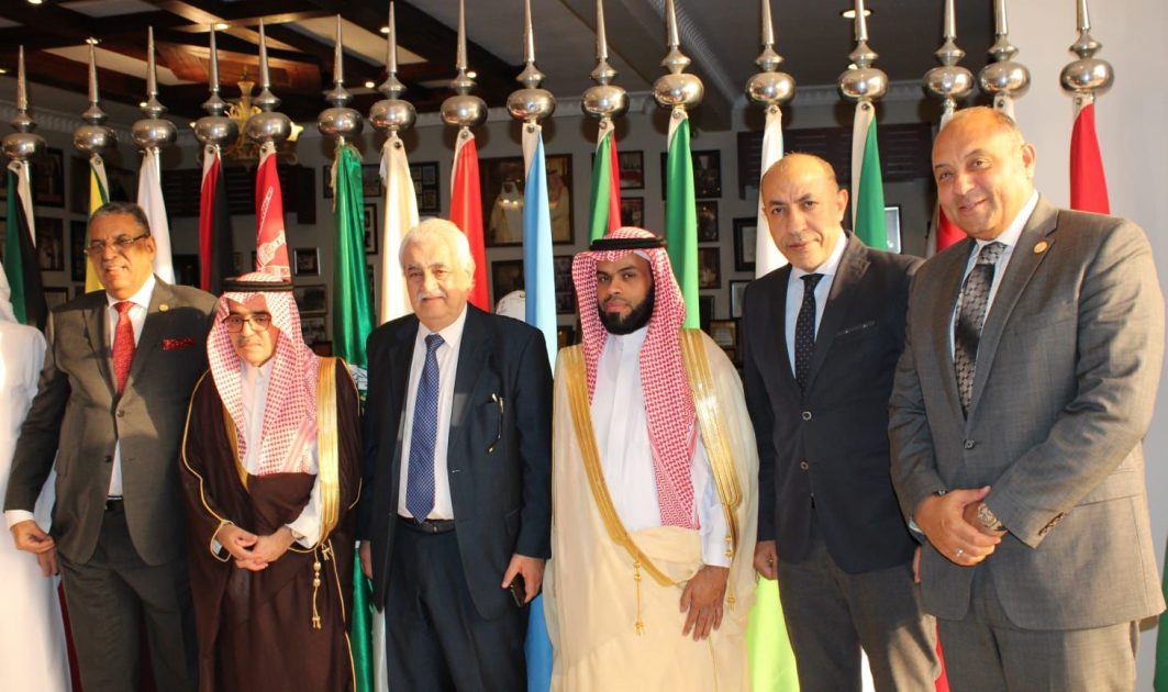 المنظمة العربية للسياحة تمنح وسامها من الدرجة الأولى لنائب رئيس المنظمة للتعاون الدولي