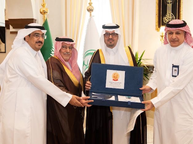 الأمير سعود بن مشعل يطلع على التقرير السنوي لـ “تراحم”