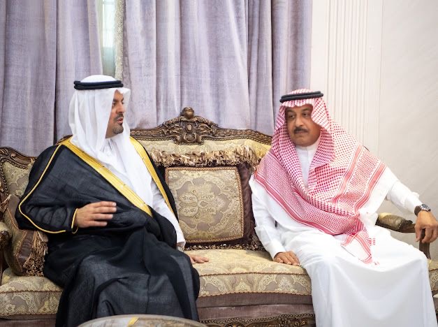 نائب أمير مكة يقدم تعازيه لمعالي الدكتور بندر القناوي في وفاة والده